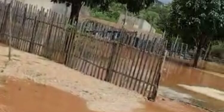 Chuva forte alaga casas em Senador Lá Rocque