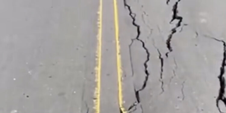 Asfalto racha na MA-381 após fortes chuvas