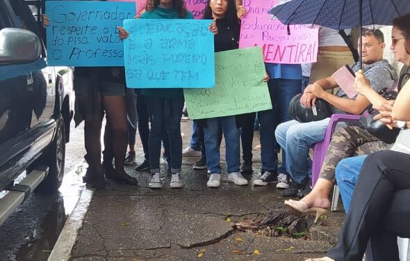 Alunos fazem manifestação de apoio aos professores que estão em greve no Maranhão.