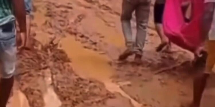 Idoso é carregado em rede até ambulância pois o veículo não passa na estrada