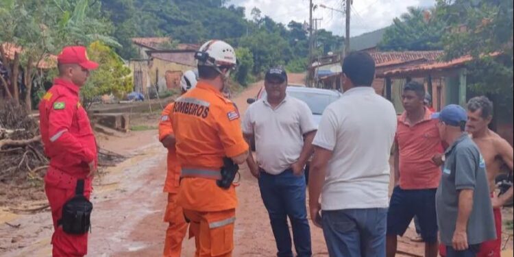 Mais de 50 famílias são resgatadas em área de deslizamento de terra no Maranhão