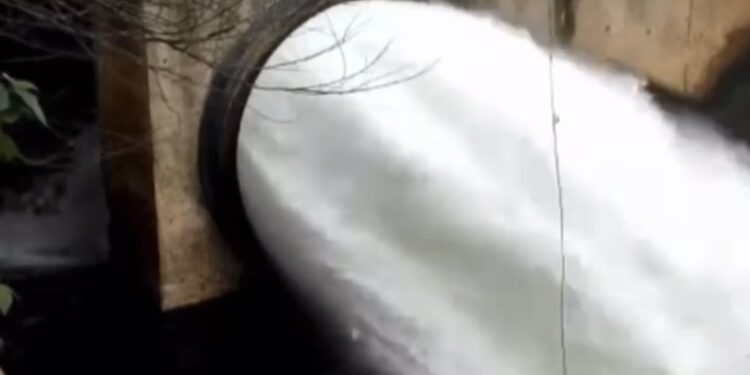 Vazamento de água em barragem de Pedreiras causa alagamentos