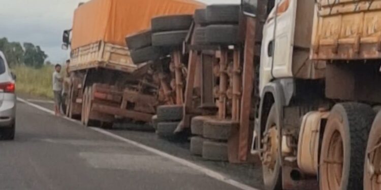 Carreta tomba em trecho esburacado na BR-010