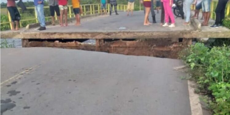 Duas pessoas ficam feridas após ponte cair em Arari