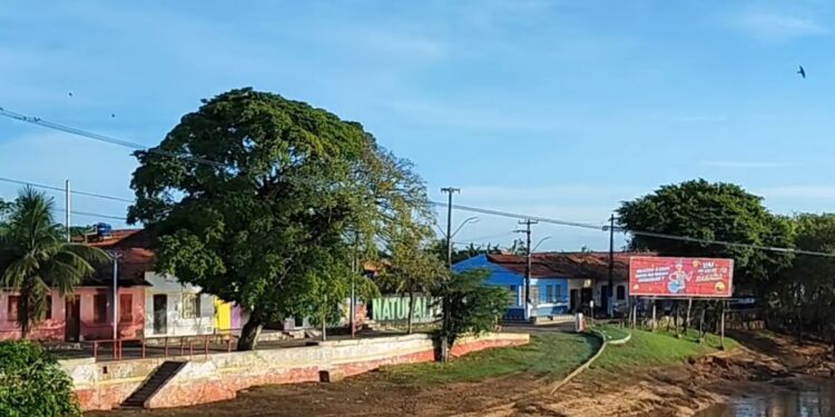 Famílias começam a voltar para casa após enchentes no Maranhão