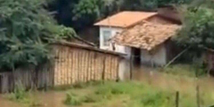 Moradores mostram alagamentos em Codó após cheia do rio Itapecuru
