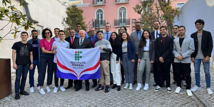 Comitiva do governo federal se encontra com estudantes maranhenses em Portugal