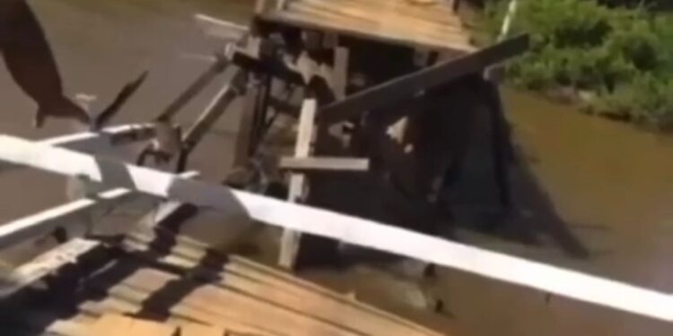 Ponte de madeira quebra e causa transtornos no interior do Maranhão