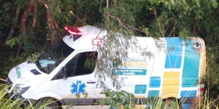 Ambulância capota em trecho alagado da MA-270