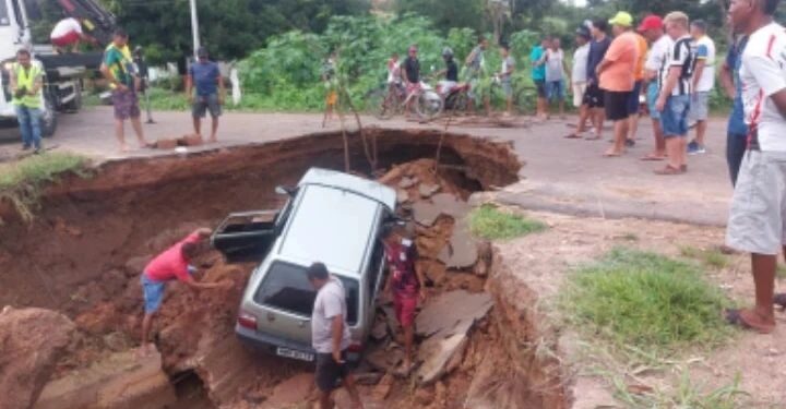 Carro é engolido por cratera no município de Caxias