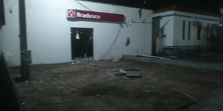 Criminosos explodem banco em São Vicente Férrer