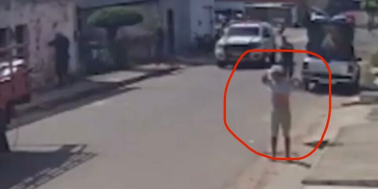 Policial é afastado por atirar em suspeito que estava se entregando à polícia