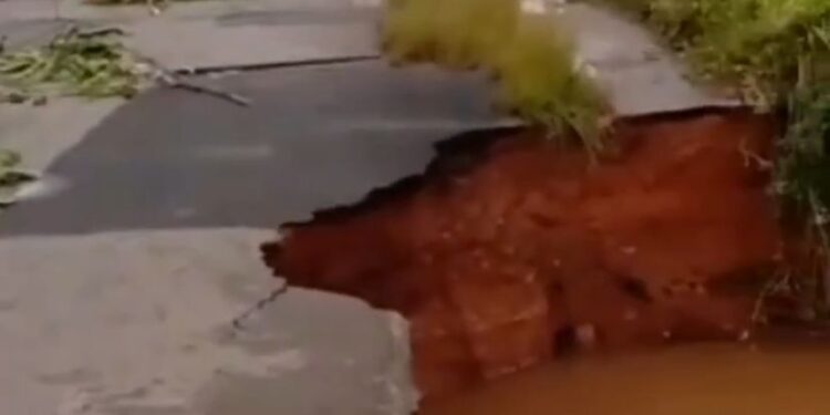 Asfalto cede na BR-222 e deixa trânsito parado