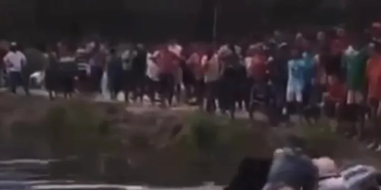 Carro com um corpo é encontrado no fundo de lago em Mata Roma