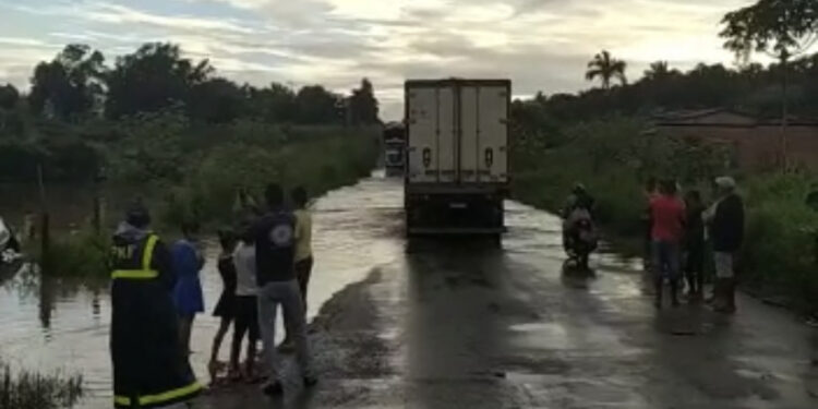 BR-222 fica com trechos alagados após fortes chuvas
