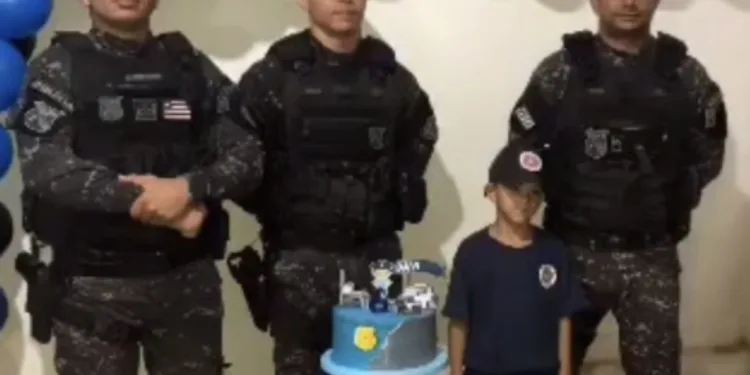 Menino fã da PM ganha festa de aniversário com presença de policiais no Maranhão