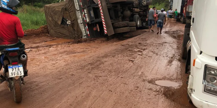 Por causa de acidente e buracos, trânsito está quase parado na BR-316, em Zé Doca
