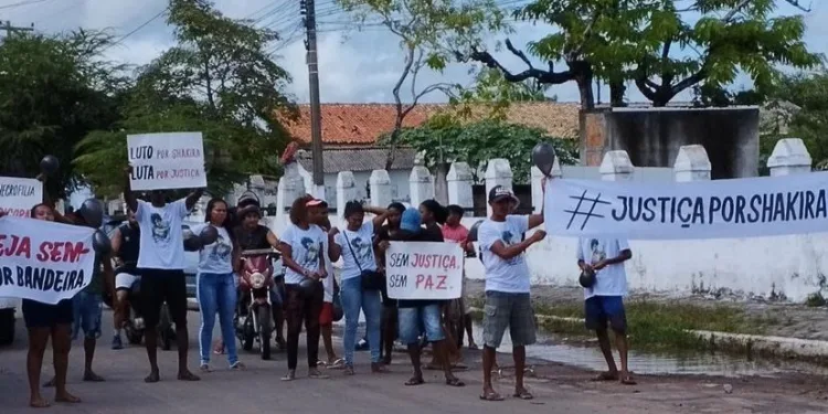 Família de mulher encontrada fora do túmulo faz manifestação em Pindaré-Mirim