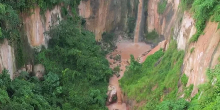 Voçoroca aumenta e pode engolir bairro de Bom Jesus da Selvas