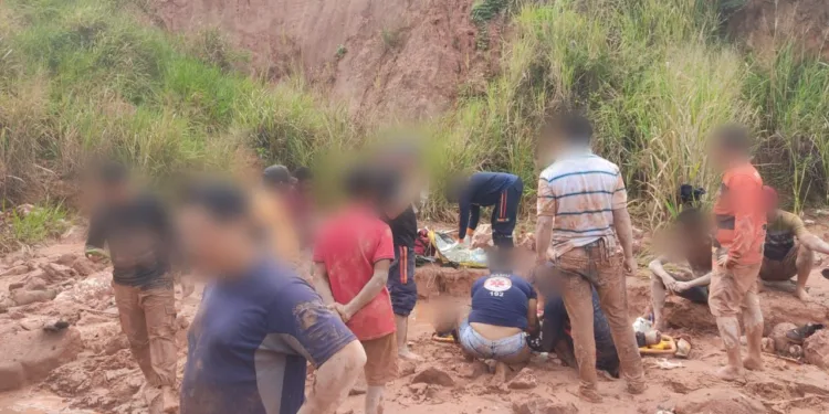 Motorista é resgatado após carro cair em voçoroca no município de Buriticupu