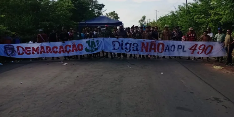 Indígenas bloqueiam dois pontos da BR-316 em protesto contra PL 490