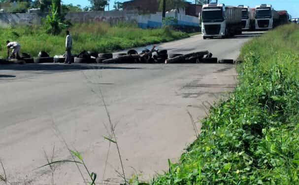 Moradores voltam a bloquear BR-135 em protesto contra a retirada de quebra-molas