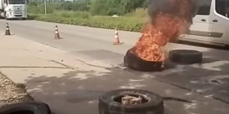Moradores bloqueiam a BR-135 em protesto contra a retirada de quebra-molas