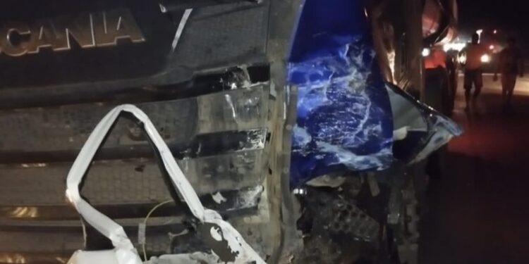 Acidente na entre carro e carreta deixa uma pessoa morta na BR-226