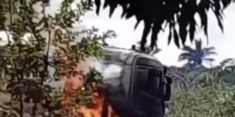 Carreta de combustível pega fogo na BR-135