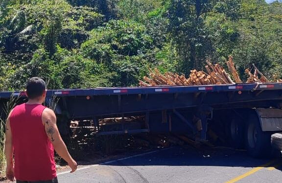 Caminhão desgovernado bloqueia pista na MA-224