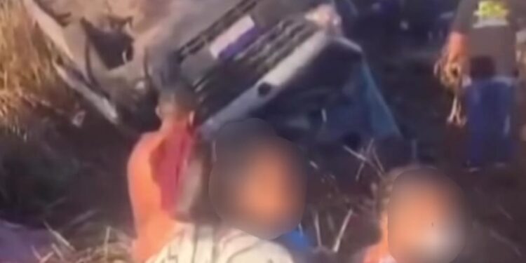 Van com passageiros capota na BR-135