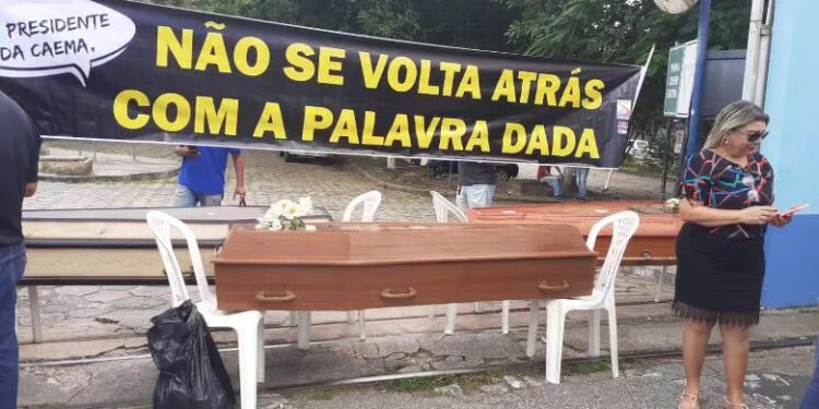 Com caixão, servidores da Caema exigem reajuste e novo acordo coletivo