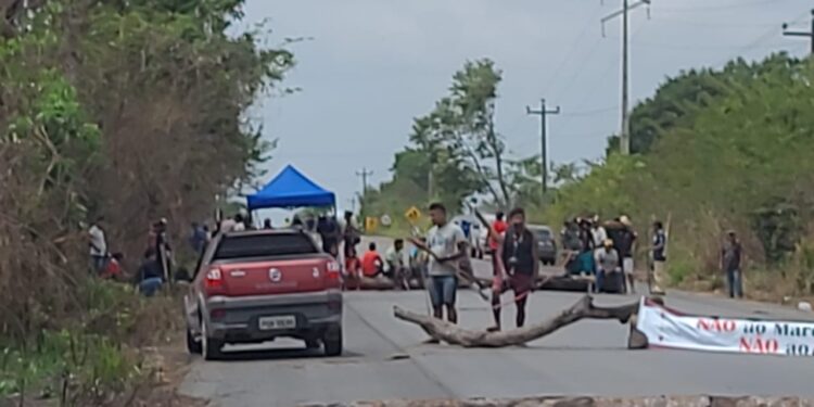 Indígenas liberam BR-226, mas interdição continua na BR-316