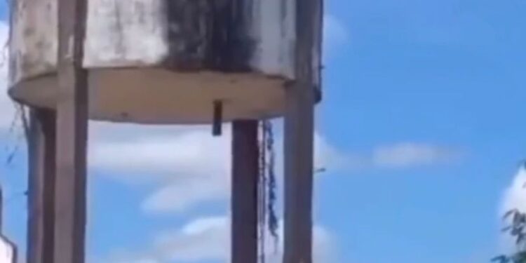 Trabalhador quase é atingido por destroços de caixa d’água em Lago Verde