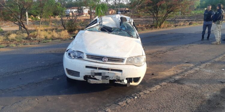 Carro capota ao tentar desviar de quebra-molas e deixa uma pessoa morta na BR-226