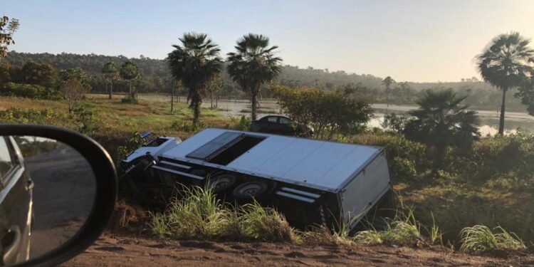 Caminhão baú tomba na BR-222 após motorista tentar desviar de buracos