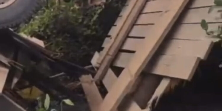 Caminhão cai em vala após ponte de madeira desabar em Trizidela do Vale