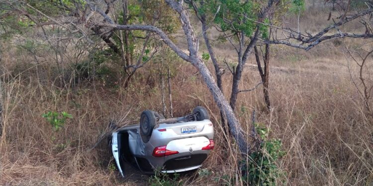 Acidente entre carro e carreta deixa duas pessoas feridas na BR-316