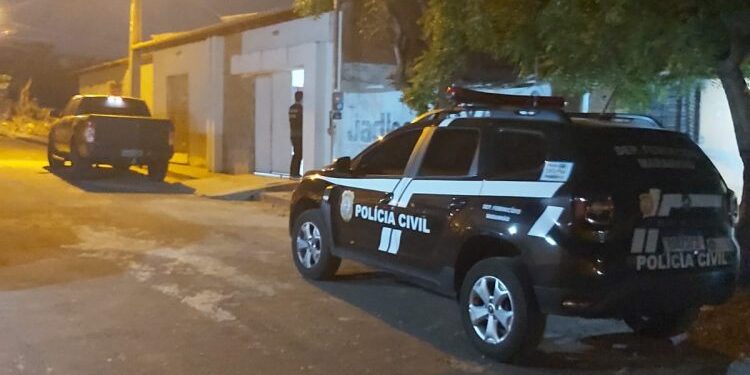 Homem acusado de matar e enterrar a companheira em cova rasa é preso, em Caxias