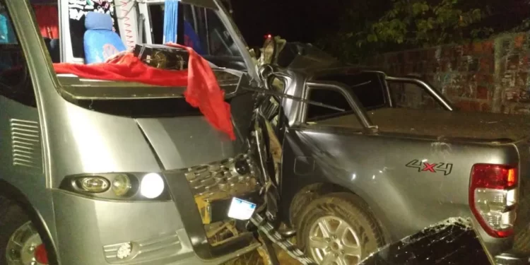 Acidente entre micro-ônibus e camionete deixa uma pessoa morta na BR-402