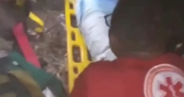 Carro cai em cratera e deixa três pessoas feridas em Buriticupu, no MA