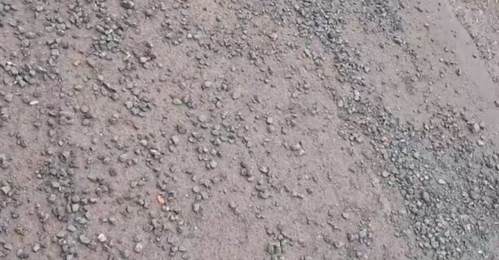 Perigo de acidentes por causa de brita espalhada na BR-010