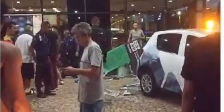 Susto em shopping: carro de vigilância da ré e atropela clientes em calçada