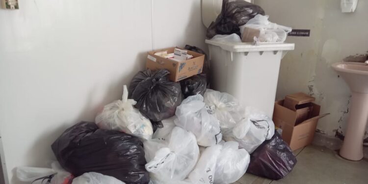 Funcionários de limpeza do Socorrão de Imperatriz paralisam serviços por causa de salários atrasados