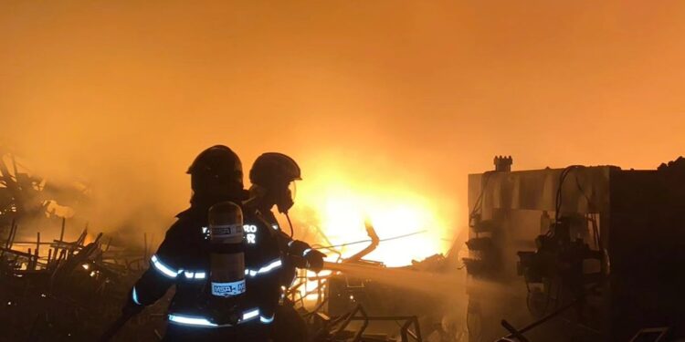 Incêndio de grande proporção destrói estabelecimento comercial na Vila Industrial, no bairro Maracanã