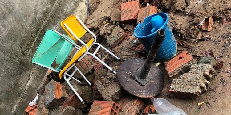 Chuva derruba muro de creche e entulho vai parar dentro de uma casa em Buriticupu