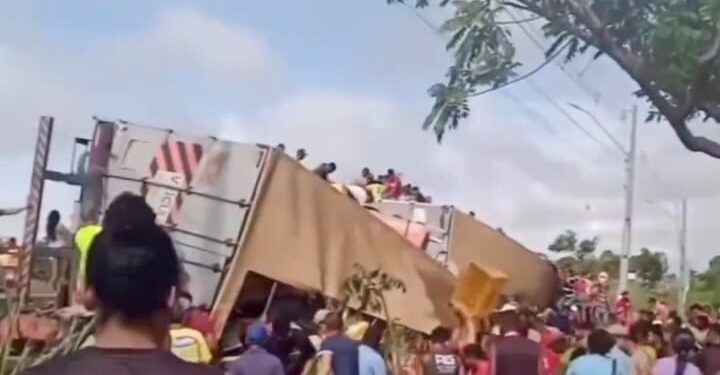 Caminhão carregado de cervejas tomba e tem carga saqueada na BR-316