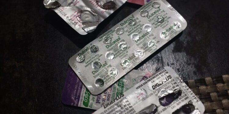 Automedicação pode piorar casos de dengue, alerta especialista