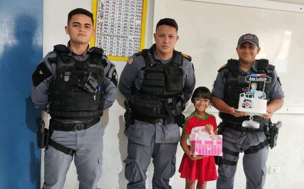 Policiais Militares fazem surpresa de aniversário para aluna de Escola Municipal em João Lisboa