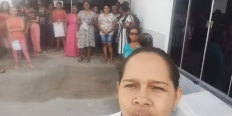 Salários atrasados e falta de energia: pais de alunos da Apae fazem protesto devido situação da instituição